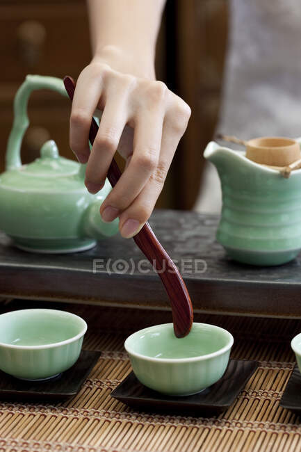 Обрезанный снимок женщины, совершающей чайную церемонию — стоковое фото