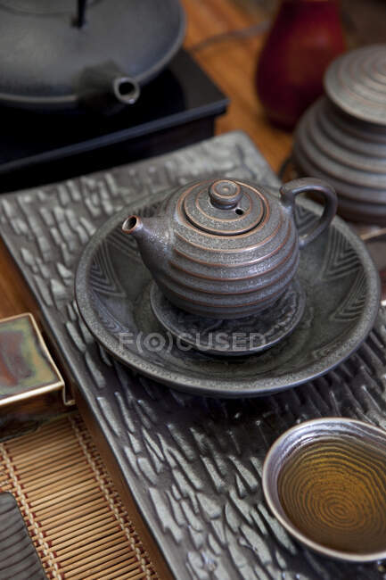 Chá cerâmico chinês tradicional definido com chá na xícara — Fotografia de Stock