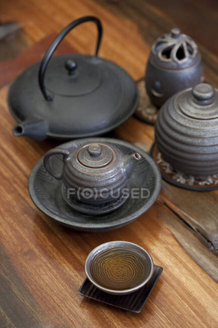 Conjunto de té de cerámica tradicional china con té en taza - foto de stock