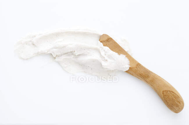 Organic herbal cream mask with wooden spoon — Stock Photo