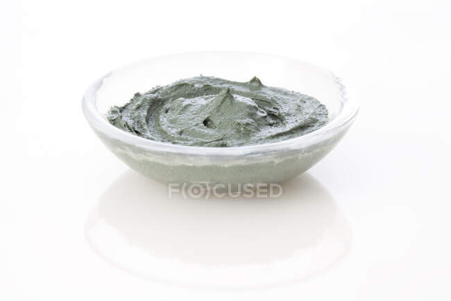 Boue d'algues naturelles dans un bol en verre — Photo de stock