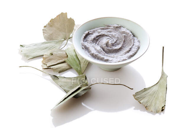 Organic herbal cream mask with ginkgo leaves — Stock Photo