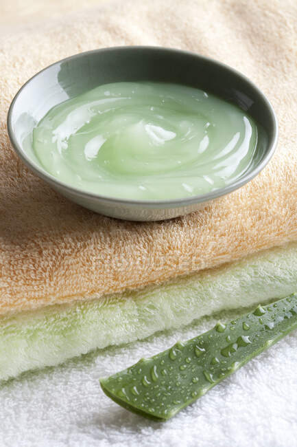 Aloe vera gel and fresh aloe leaf — Stock Photo