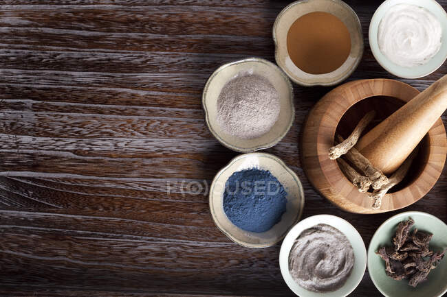 Vari prodotti per la cura del viso con medicina erba cinese — Foto stock