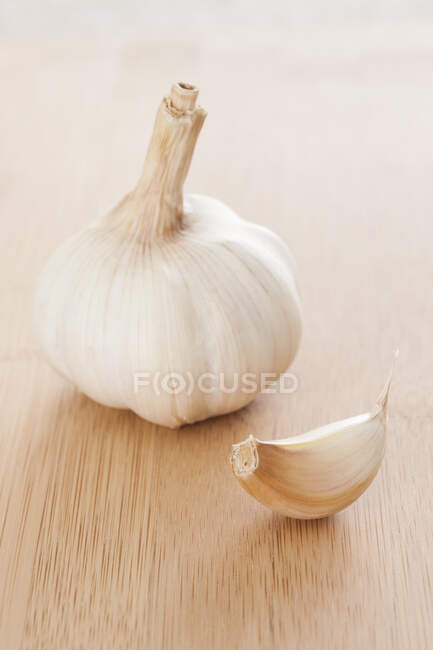 Garlic head and clove, close up shot — Stock Photo