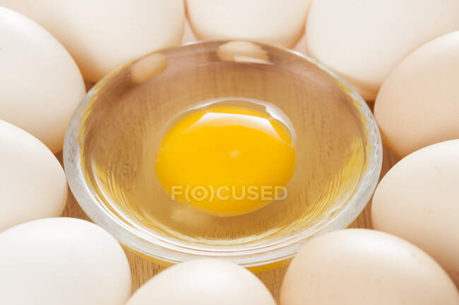 Uova in cerchio ciotola di vetro circostante con uovo liquido — Foto stock