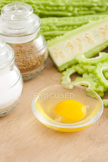 Melão amargo picado com ovo e especiarias em tábua de madeira — Fotografia de Stock