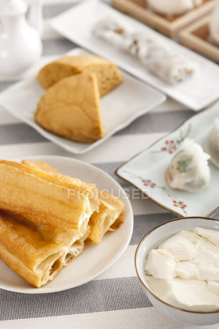 Vários alimentos chineses servidos na mesa — Fotografia de Stock