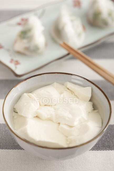 Geleia de soja com alimentos e pauzinhos servidos na mesa — Fotografia de Stock