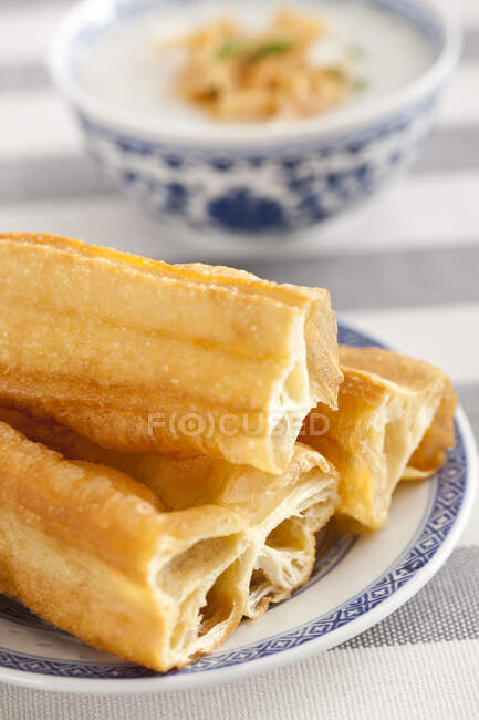 Youtiao bâtonnets frits servis sur assiette — Photo de stock