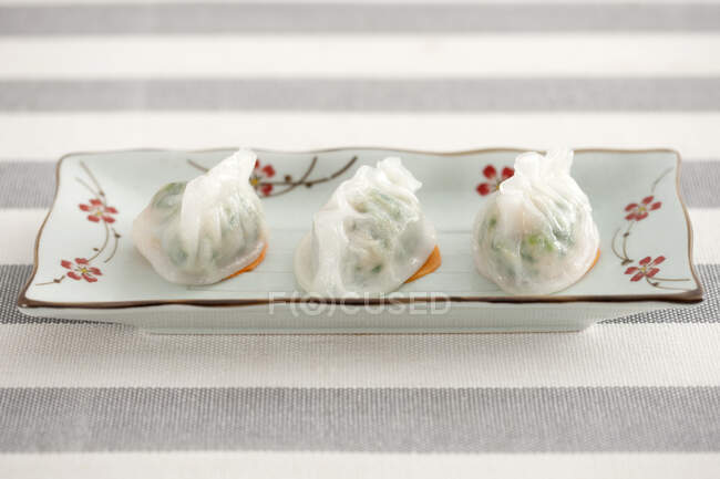 Comida chinesa, bolinhos de camarão servidos em prato longo — Fotografia de Stock