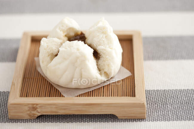Comida chinesa, pão de porco grelhado cantonês em suporte de madeira — Fotografia de Stock