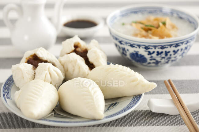 Comida china, gachas de arroz y bollos de cerdo a la brasa cantonés - foto de stock
