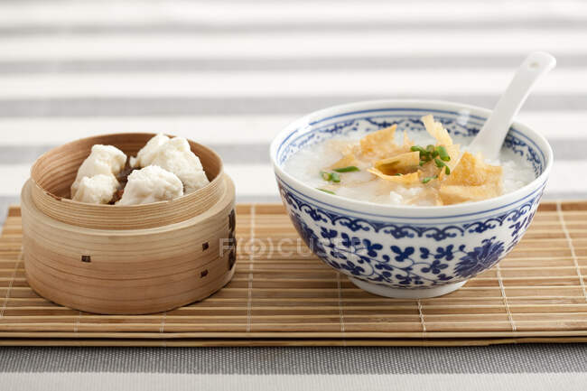 Comida chinesa mingau de arroz e pão de porco grelhado cantonês — Fotografia de Stock