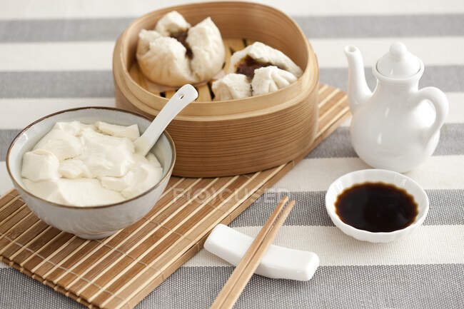 Chinese pork buns and bean curd jelly — Stock Photo