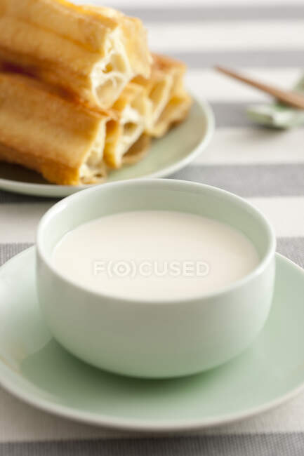 Latte di soia e bastoncini fritti sullo sfondo — Foto stock