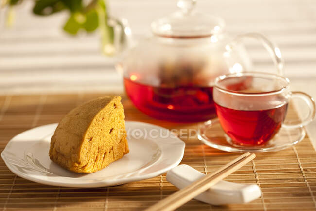 Gâteau malar traditionnel chinois dim sum avec thé et baguettes — Photo de stock