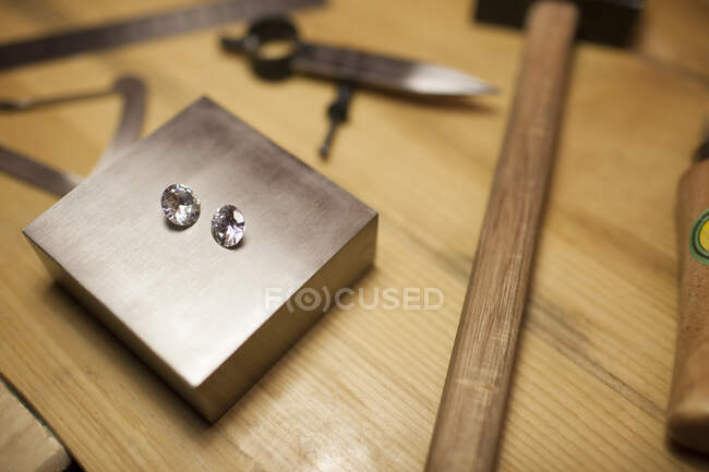 Diamonds on jeweler's workbench — Stock Photo