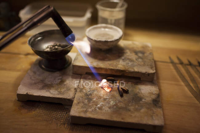 Сварка факел плавления серебряных украшений — стоковое фото