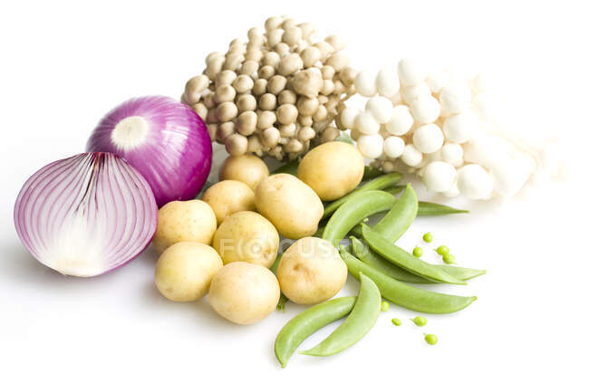 Свежие грибы, лук, картофель и зеленый горох на белом фоне — стоковое фото