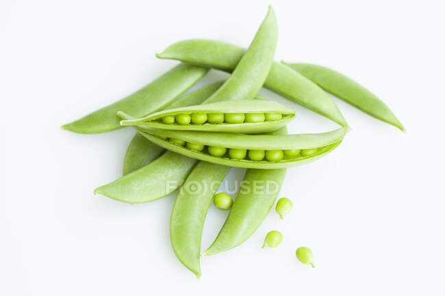 Frische grüne Erbsenschoten isoliert auf weißem Hintergrund — Stockfoto