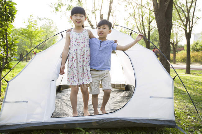 Felice bambini cinesi godendo di un viaggio in campeggio — Foto stock