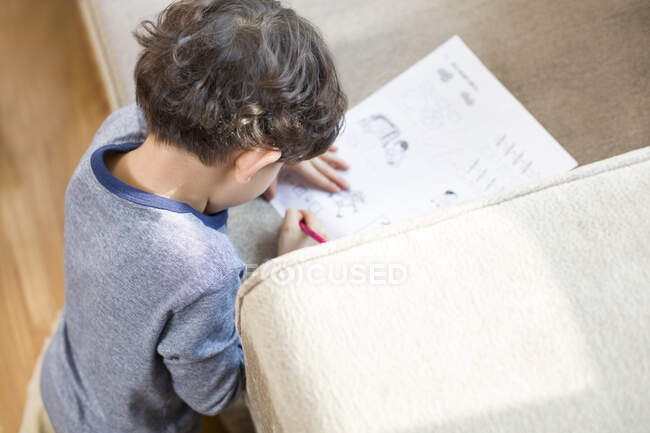 Piccolo ragazzo cinese che fa i compiti — Foto stock