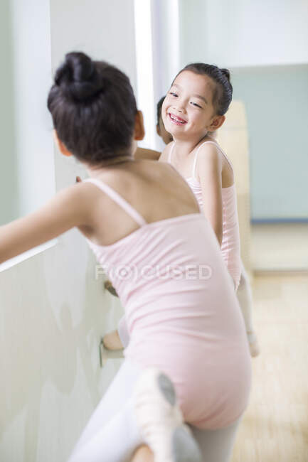 Petits danseurs de ballet chinois se reposant dans un studio de danse — Photo de stock