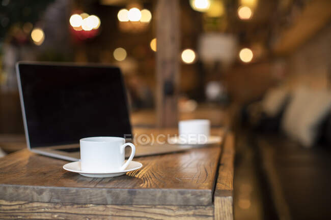 Kaffee und Laptop auf dem Tisch — Stockfoto