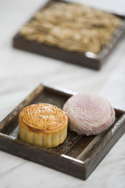 Bolos tradicionais da lua chinesa servidos em placa de madeira — Fotografia de Stock