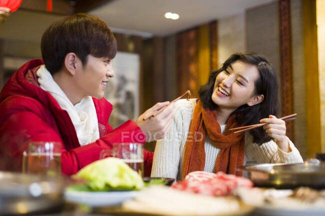 Jeune couple chinois dînant dans un restaurant hotpot — Photo de stock
