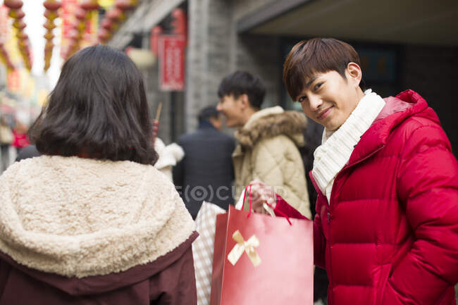 Heureux jeune couple chinois faisant du shopping pour le Nouvel An chinois — Photo de stock
