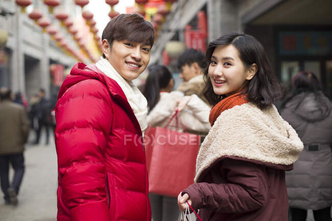 Feliz casal chinês jovem compras para o Ano Novo Chinês — Fotografia de Stock