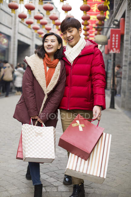 Glückliches junges chinesisches Paar beim Einkaufen zum chinesischen Neujahr — Stockfoto