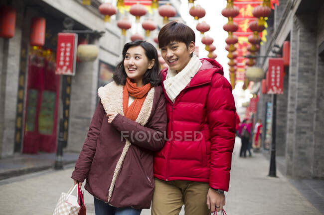 Feliz casal chinês jovem compras para o Ano Novo Chinês — Fotografia de Stock