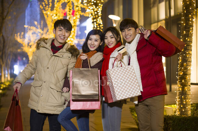 Счастливые молодые китайские друзья делают покупки на Новый год по-китайски — стоковое фото