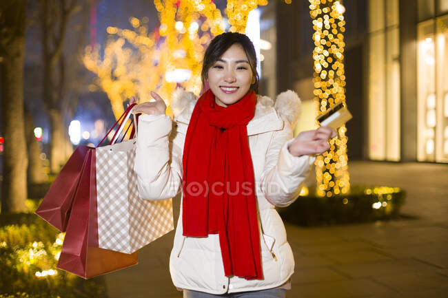 Щаслива дівчина з Китаю, яка купує продукти на китайський Новий рік. — стокове фото