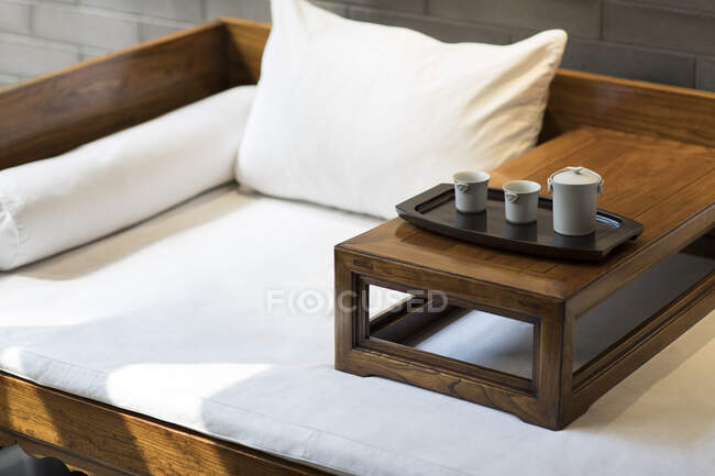 Xícara de chá e panela de chá na sala de chá — Fotografia de Stock