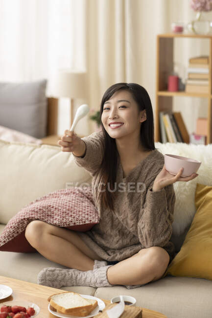 Giovane donna cinese che fa colazione a casa — Foto stock