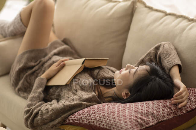 Giovane donna cinese che dorme sul divano — Foto stock
