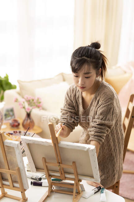 Junge Chinesin malt zu Hause — Stockfoto