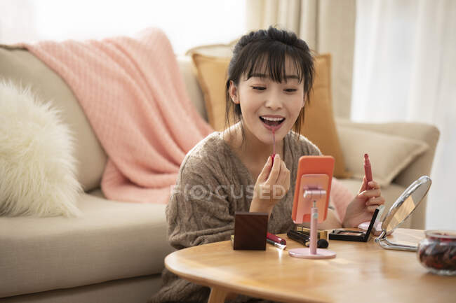 Jeune femme chinoise faisant webcast en direct à la maison — Photo de stock
