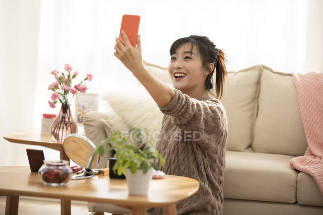 Frau macht Selfie nach dem Make-up — Stockfoto