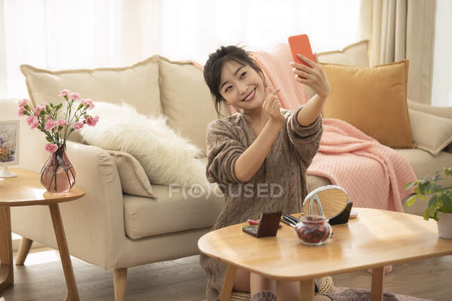 Mulher tomando selfie após a maquiagem — Fotografia de Stock