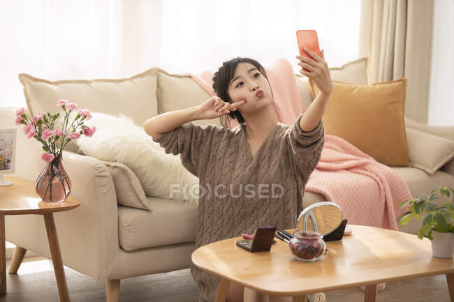 Mujer tomando selfie después de maquillaje - foto de stock