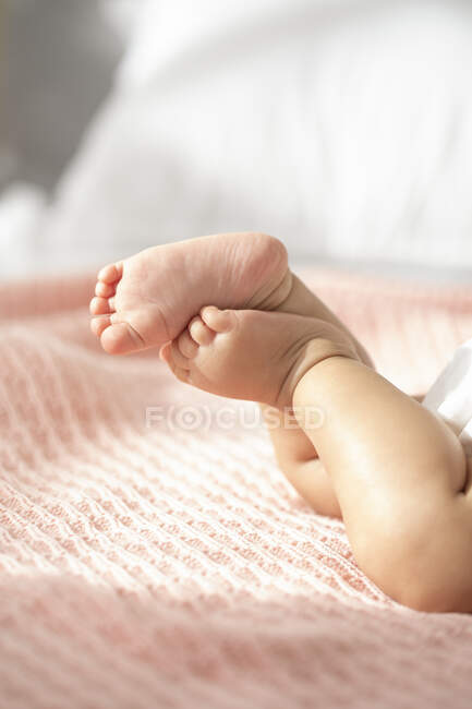 Lindo bebé pequeño pies de niña - foto de stock