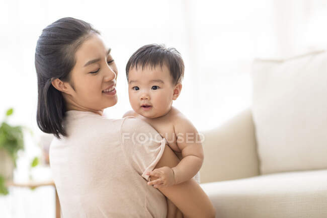 Ritratto di giovane madre e bambino carino — Foto stock