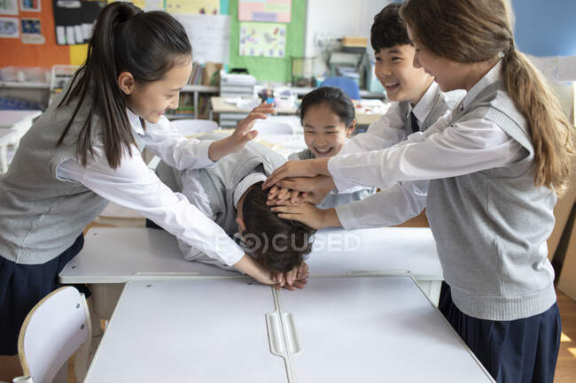 Mitschüler haben Spaß im Klassenzimmer — Stockfoto