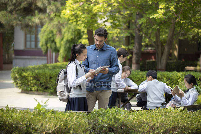 Enseignant et étudiants sur le campus — Photo de stock