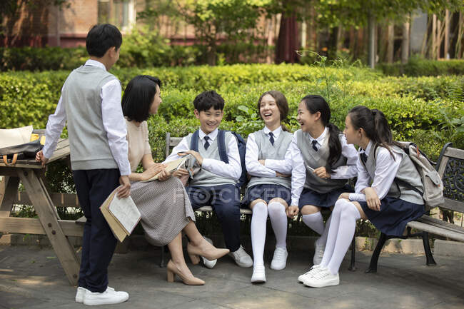 Professeur de chinois parlant avec des étudiants sur le campus — Photo de stock